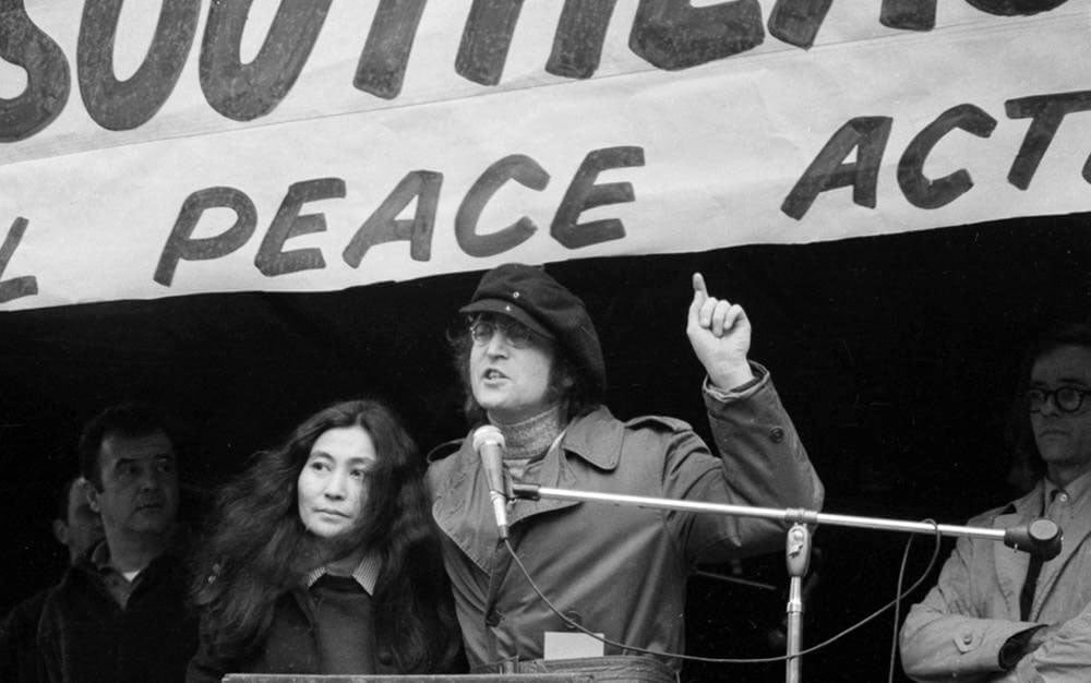 John Lennon & Yoko Ono Join Peace Rally in New York City (22 April 1972)
